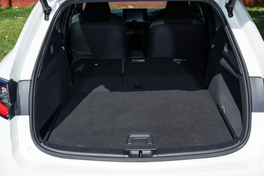 Багажник Toyota Corolla Trek Hybrid 2020 года  (UK) (фото 23 из 40)
